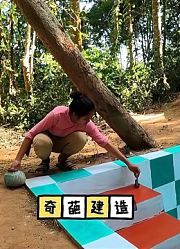 女孩野外徒手打造犹如童话般的游泳池，真是太漂亮了