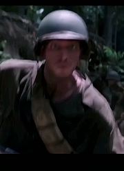 美日两军血战瓜岛，美军士兵太搞笑，竟然被打的不敢上山，战争片