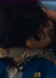 双眼是白眼珠的人上了列车，引发了一场灾难，一车的人都无处可逃