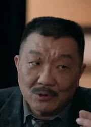 按照以往的定律，凶手就是这个老头儿！