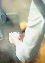 国产烂片：男子偷了一枚蛇蛋，却不知闯下大祸，从此巨蟒追着复仇