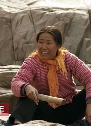 村里女人嫉妒疯子生了男孩，传谣喝疯娘的奶也会变疯，国产电影