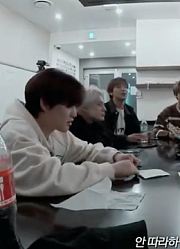 「NCTDREAM」梦崽会议～星仔居然买了披萨…真的是长大了呢～梦崽们一边吃一边回忆~