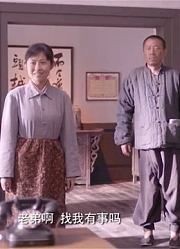 穷大叔饿得讨饭吃，没想城里人如此大方，下秒直接跪地答谢恩情