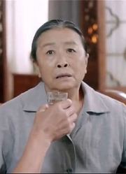 土豪仗有钱要洗车插队，不料穷小伙是练家子，当场教他做人