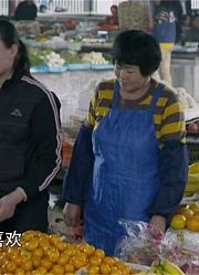 女人在菜市场说出丈夫名字，小贩全围上来，下秒连菜都不收钱了