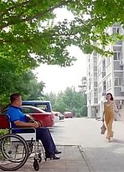 老赖欺负断腿小子，不料小子只用一招，竟把老赖逼疯乖乖还钱！