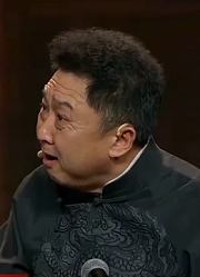 德云社相声《一日为师》，郭麒麟同搭档坑于谦，于谦被灌白酒醉倒