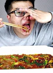 花100多吃顿牛粪火锅，小伙居然觉得挺好吃？