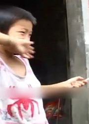 弟弟们高兴地吃着葡萄，女儿却躲在角落，偷偷哭泣