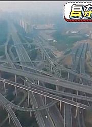 重庆马路太奇葩，不仅有复杂到堪比大脑的高架桥，连屋顶都是马路