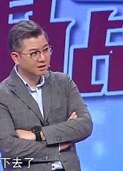 27岁小伙开店找异性借钱，女友怒怼：她是你女朋友还是我是啊？