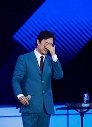 歌坛“常青树”告别歌坛，现场泪崩，以“封麦”再次续写人生传奇