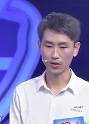美女想让男友定居国外，小伙毅然拒绝：我永远不会改变国籍！