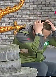 宋晓峰以为自己穿越了，吓得一头撞在门上，听声响都觉得疼