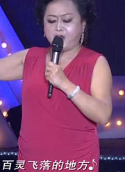 大妈身穿红裙开口唱歌，三位导师一听完，竟都劝她不要再唱了
