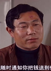 夫妻俩向窗外望去，看到披头散发的“鬼影”！吓得瑟瑟发抖