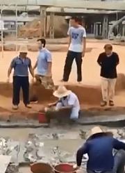 棺盖打开水清见底里面竟有一把宝剑剑柄上的绕绳还清晰可见