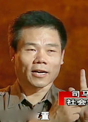 大爷上演障眼法，被人当场揭秘面不改色，说出的话令人意外