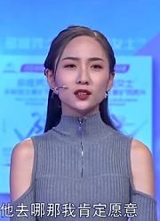 小伙发现裤子上有鸟屎，却抱怨女友在一旁笑，女友：那你还拍照