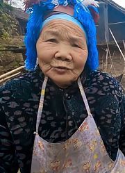 穷游小伙想补补身子，找老奶奶买只鸡，结果现场很尴尬！没买成功