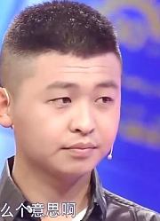 女孩异性朋友多，身边总有一群男生围着，男友台上醋意不断