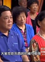 老年人的吞咽反射功能可能减弱，食物进入气管可能引起吸入性肺炎