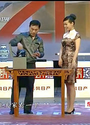 男子带宝贝上台鉴宝，竟没想到主持人现场拍卖了起来丨华豫之门