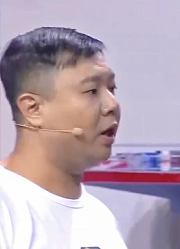 小品《狭路相逢》：王小欠学坏了，买东西不给钱，还和人家较劲！