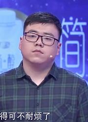 吃个饭，姑娘都要选几个小时，气得男友大怒：别吃得了！