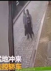 生死一瞬间，你愿意给这位在生死关头神反应拼命用身体护住女友