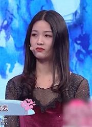 女孩想跟男友秀恩爱，男友却偷偷搞小动作，还被女友发现了丨爱保