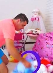 562外国小女生和爸爸踢足球战胜了爸爸真厉害哦！