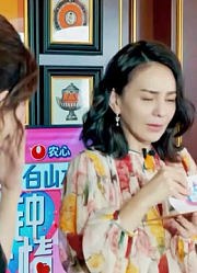 未见钟情：女嘉宾一身黑色露背装出现，简直太美了！