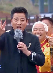 震撼的《抬工号子》，72岁大爷抬“千斤小姐”，走险峻独木桥！