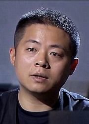 女子因感情问题与丈夫吵架，从楼上一跃而下，警察却怀疑不是自杀