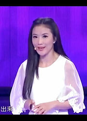 男嘉宾隔着白纱与女神对话，当被她用手拉过去的瞬间，眼都看直了
