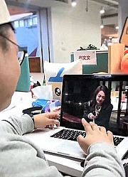 男子向苏明玉学习，如何委婉地向异性表达好感，却被一个字打发