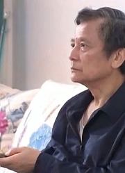 妻子跳舞走了之后，男子打起了电话，偷偷的溜了出去