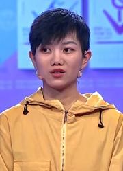 女孩给男友端茶倒水，每天伺候男友，却被男友嫌弃没个性！丨爱保