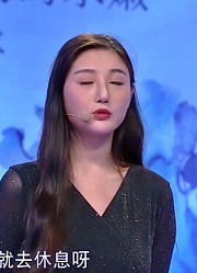 男友突然回家想给女友惊喜，结果受到惊吓，只见女友打扮花枝招展