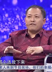 袖珍姑娘嫁给轮椅大叔，婚后日子很艰难，要去菜市场捡菜叶！