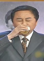 小品：朱军冯巩喝着酒回忆童年，言语之间全是套路！