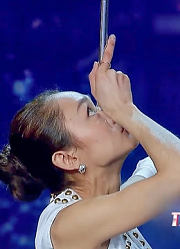 杂技夫妻力求完美，失误后请求重新表演，结局让人敬佩！