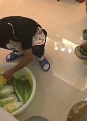 这女婿谁能不喜欢，邹市明偷偷给岳母做泡菜，真是有心！