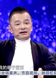 小伙街头卖唱遇到阿姨，一直陪他卖唱，甚至还给他10000元！