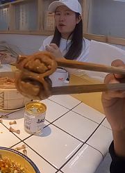 小伙自驾游拉萨结缘小姐姐，人情世故请小姐姐吃火锅，体验藏浴