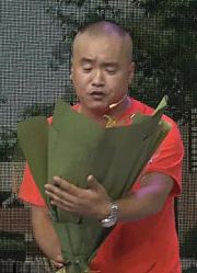 求婚不但找错地方，而且连对象都认错了，活该他挨揍！