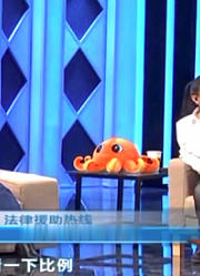 大妈来到现场，假扮观众和王芳照相，回去竟把照片挂在婚介所骗钱