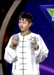 了不起的你：沈洋屹表演抛球，同时抛9个球超越世界纪录